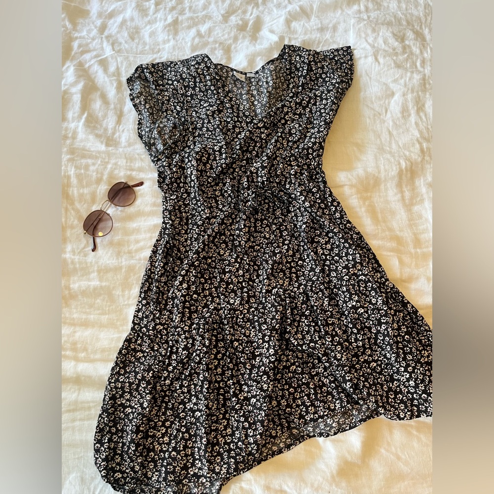 Gap Women's Black Floral V-Neck Summer Dress with drawstring tie and pockets